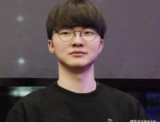 LOL比赛暂停(tíng)长达3小时，选手(shǒu)打开直播看比赛，被官方禁(jìn)赛处罚