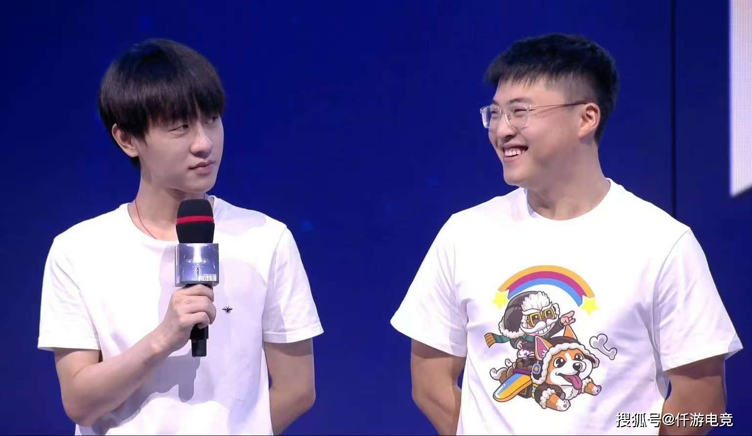 有人问“Faker你最想跟(gēn)哪位退役选手打比赛”，李哥：UZI