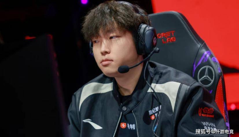 有人问“Faker你最想跟(gēn)哪位退役选手打比赛”，李哥：UZI