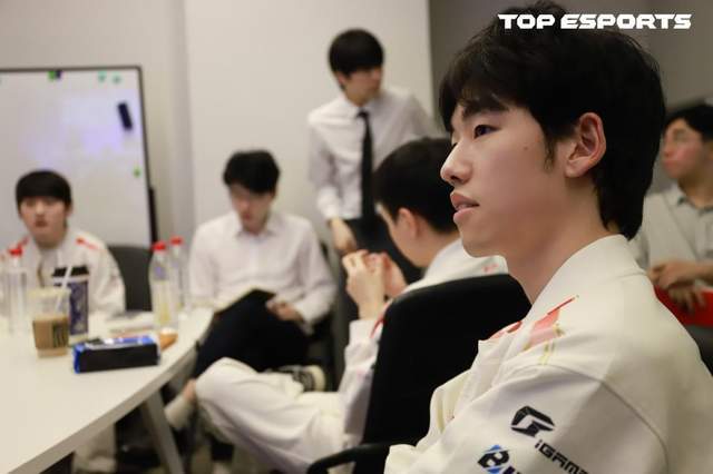 LPL登峰组激(jī)战正酣,iG迎战TES忍界大战再(zài)启,阿水直(zhí)面昔日队友!