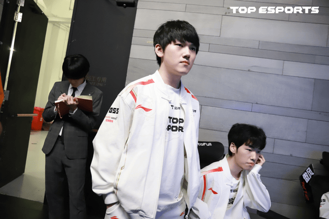 LPL登峰组激(jī)战正酣,iG迎战TES忍界大战再(zài)启,阿水直(zhí)面昔日队友!