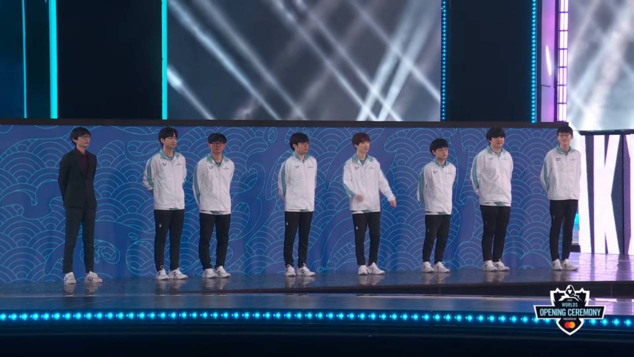 LOL外网热议，S15在中国举办，Faker受(shòu)魔咒困扰，GEN拿到奪(duó)冠剧本