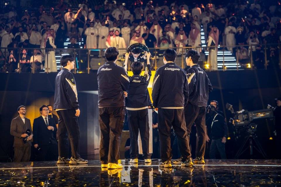 CNCS迎来了久违的冠军！CN.LOL什么时候才(cái)能重铸荣光？