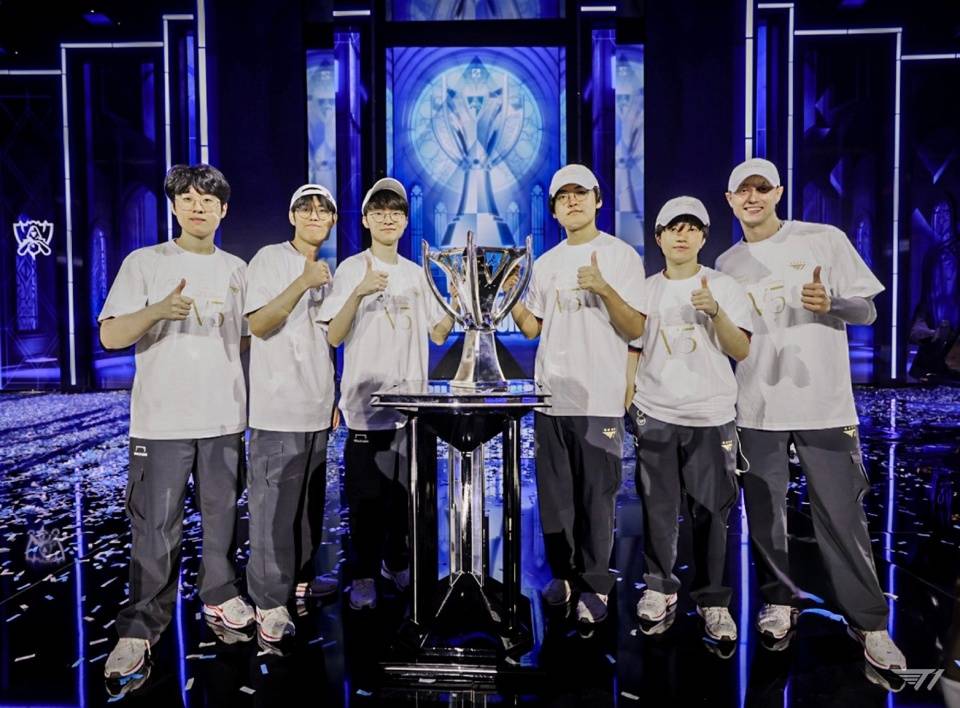 CNCS迎来了久违的冠军！CN.LOL什么时候才(cái)能重铸荣光？