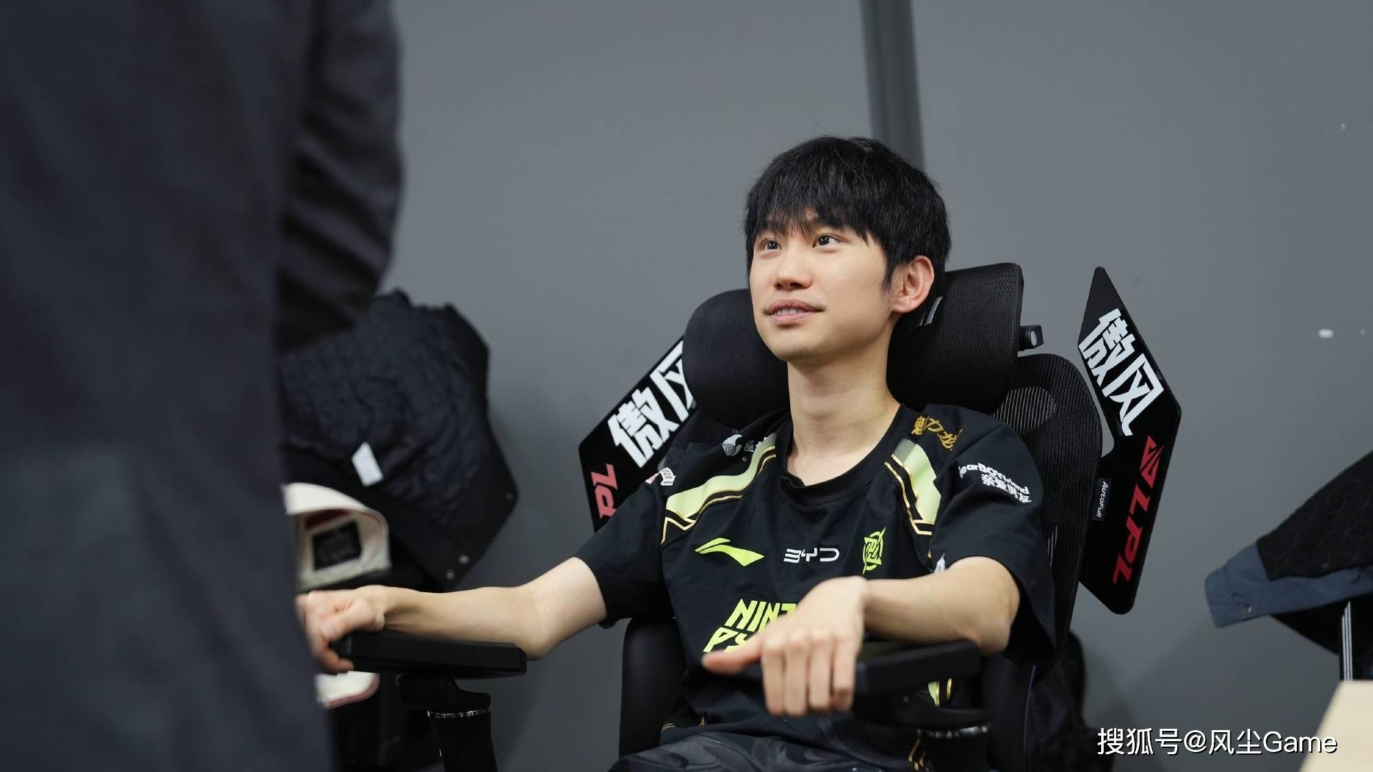 LOL換(huàn)线创始人拿下首胜！赛后采访泪洒赛场，自我点评：烂到流脓