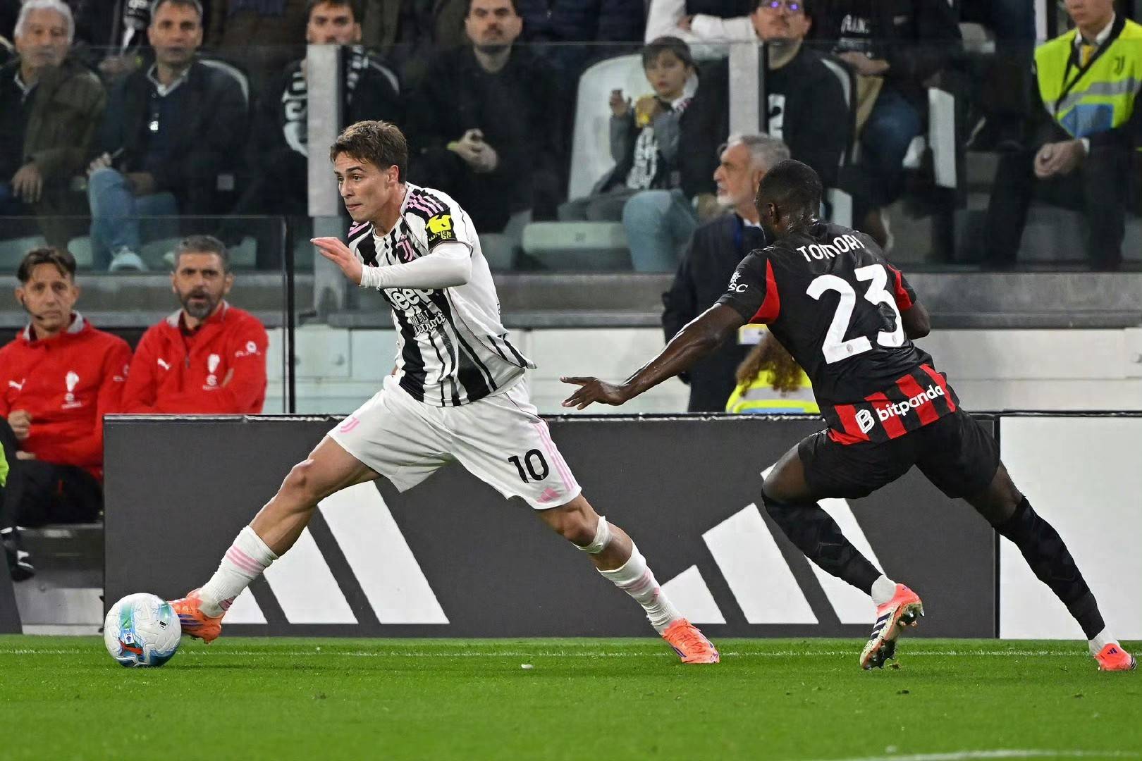 罗马+那不勒斯均上演逆(nì)转好戏,两队同分,排(pái)名包揽前二