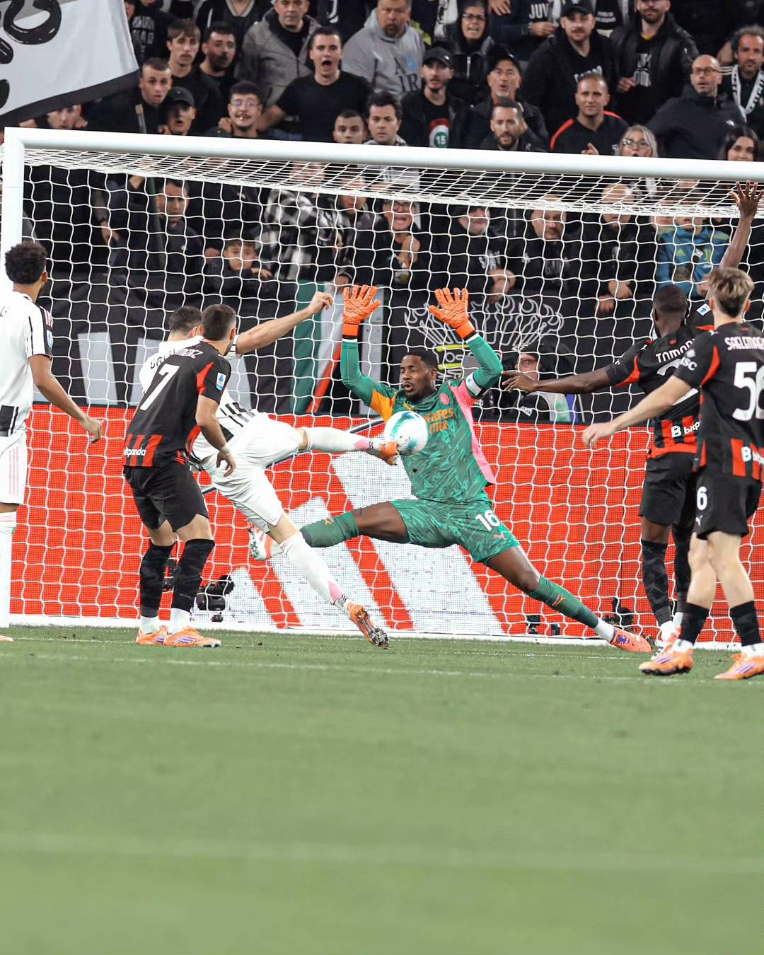 罗马+那不勒斯均上演逆(nì)转好戏,两队同分,排(pái)名包揽前二