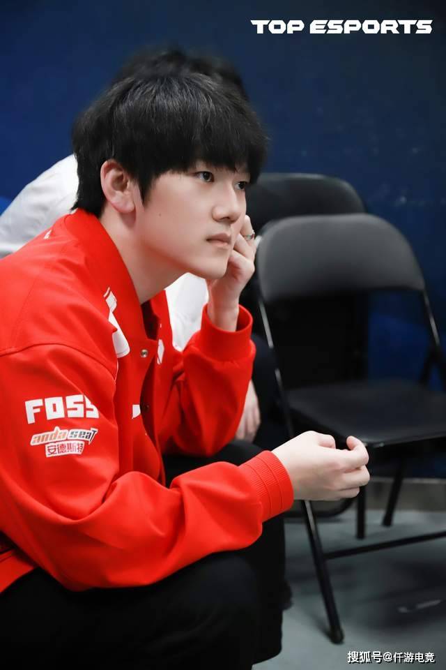 Faker出席续约仪式(shì)，不小心露出60W名表！JackeyLove透露退役时间