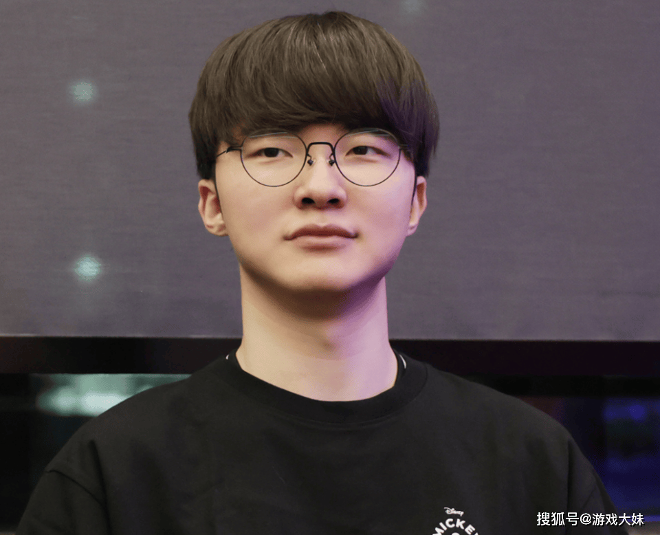 LOL比赛暂停(tíng)长达3小时，选手(shǒu)打开直播看比赛，被官方禁(jìn)赛处罚