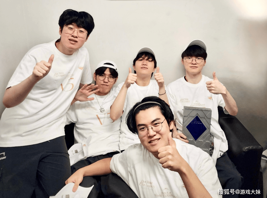 S14冠军皮肤开始宣传，zeus却被区别對(duì)待，登录页面被故意遮挡