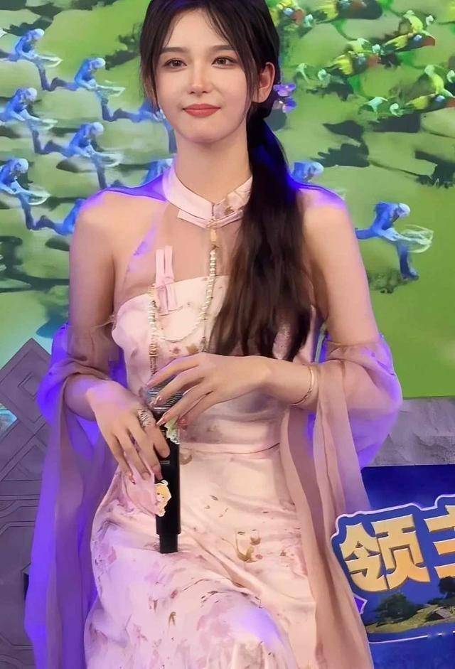 S15赛事解说Rita新(xīn)中式造型出圈 网友(yǒu)直呼塔子姐好美