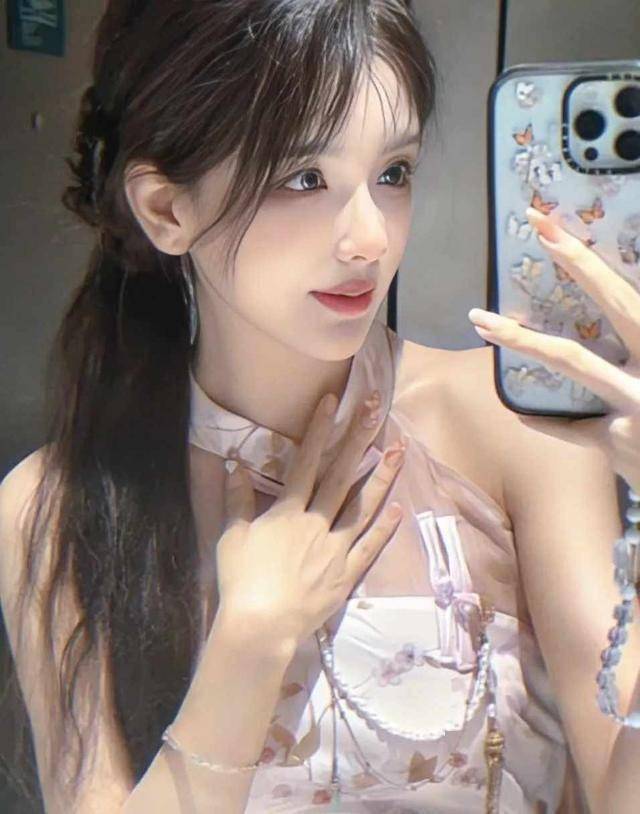 S15赛事解说Rita新(xīn)中式造型出圈 网友(yǒu)直呼塔子姐好美