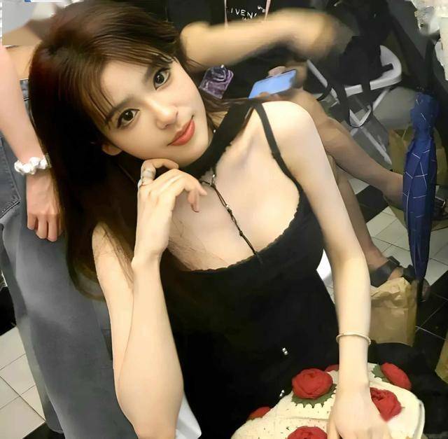 S15赛事解说Rita新(xīn)中式造型出圈 网友(yǒu)直呼塔子姐好美