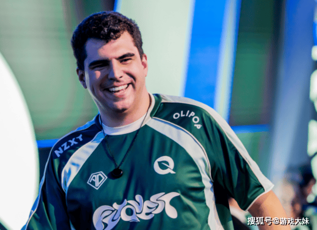 S15比赛FLY禁用(yòng)了5位女(nǚ)英雄,女(nǚ)博主公开质疑,指责他(tā)们性别歧视