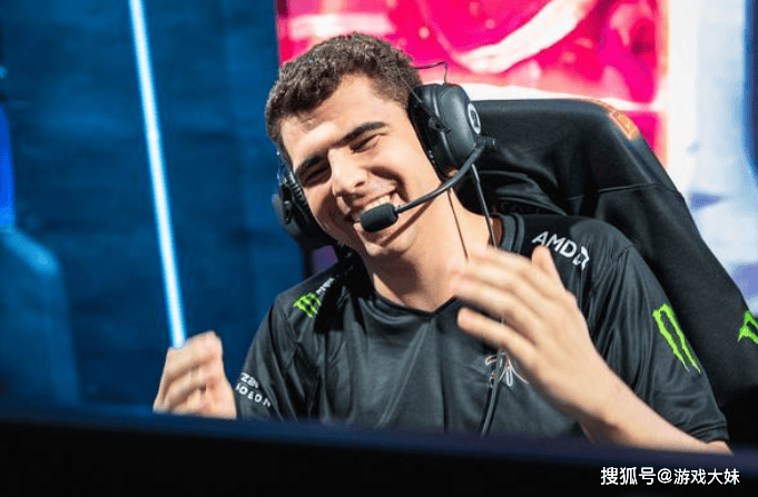 S15比赛FLY禁用(yòng)了5位女(nǚ)英雄,女(nǚ)博主公开质疑,指责他(tā)们性别歧视