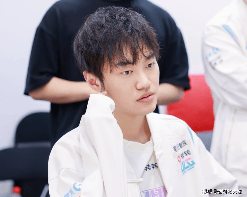 LOL官方点名knight，将他所有荣誉罗列出来，离大满贯还差一个S冠