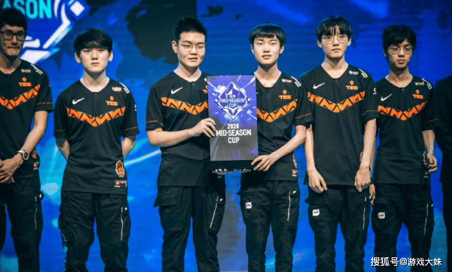 LOL官方点名knight，将他所有荣誉罗列出来，离大满贯还差一个S冠