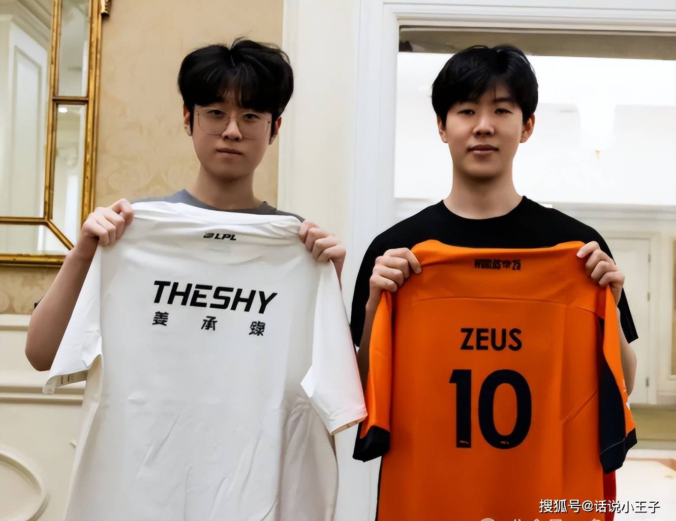 赛场充满Theshy传奇！宙斯感谢Theshy，是他給(gěi)了我很多灵感