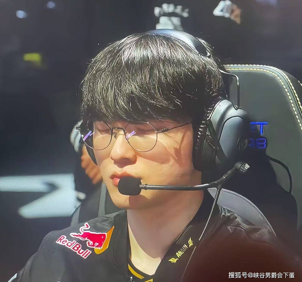 继“Faker谈第六冠感受：比赛结束(shù)只想着明年更加努力”后，馬(mǎ)斯克公布了一个重大决定：明年将使用AI模型，击败LOL人类最强战队