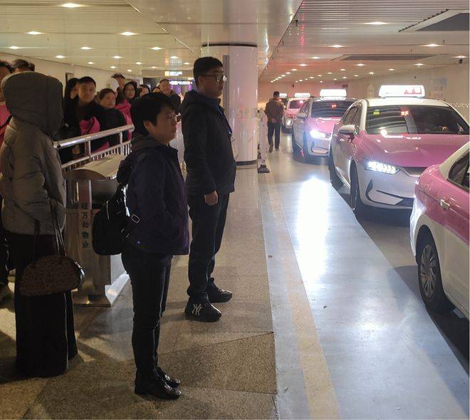 常德市道路运輸(shū)服务中心组织城市公共(gòng)客运行业全(quán)力保障湘超賽(sài)事