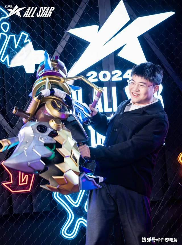 JackeyLove也因伤病暂时休息!Rita被质疑不配拿最佳解说